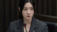 Hyo-min takes another case (Image via Instagram @jtbcdrama)